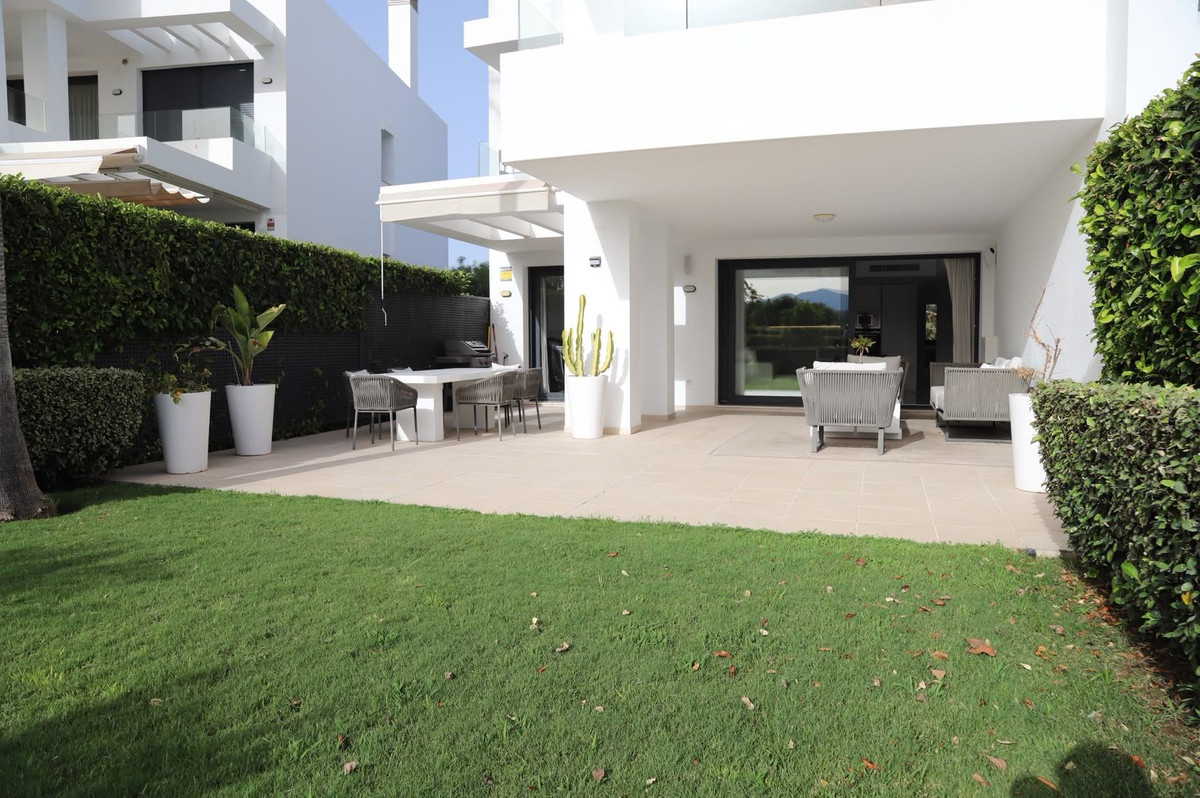 3 Bedroom Apartment in Estepona - Photo 2