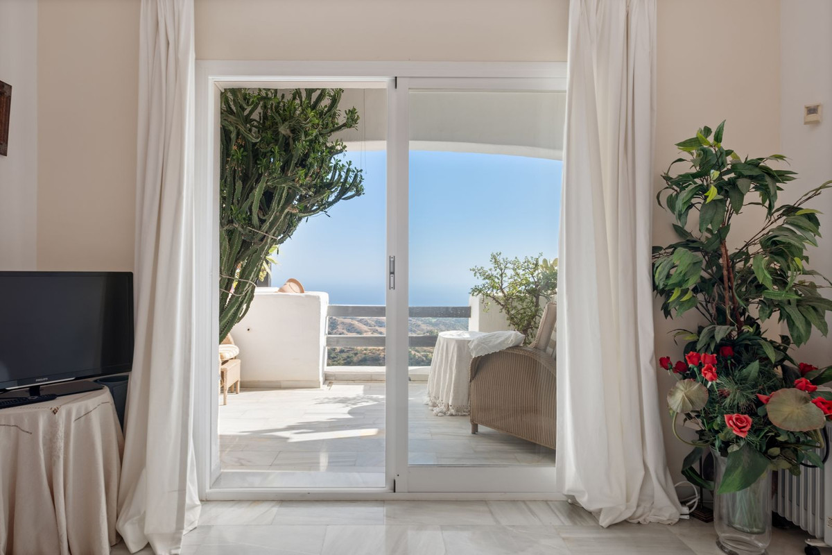 2 Bedroom Apartment in Marbella - Photo 24