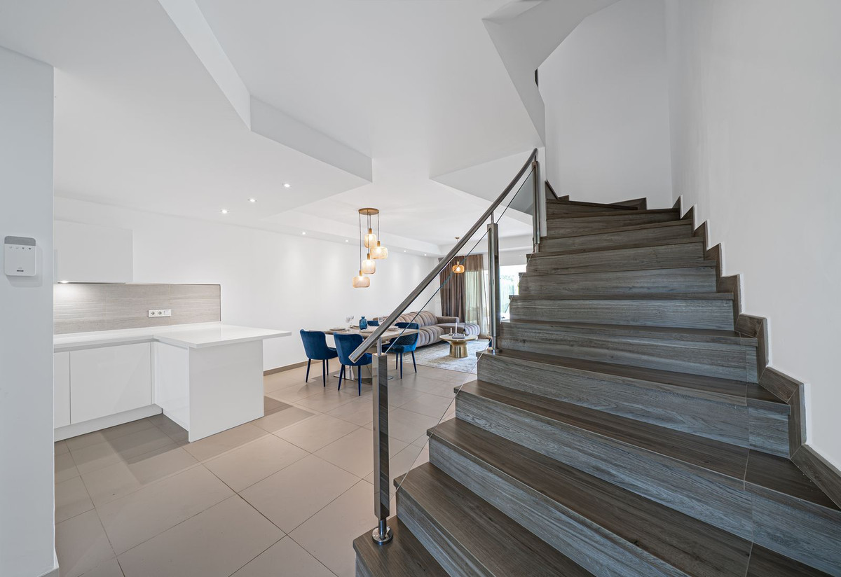 4 Bedroom Townhouse in Benahavís - Photo 21