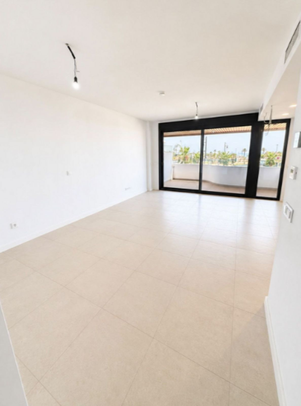 2 Bedroom Apartment in Torremolinos - Photo 11