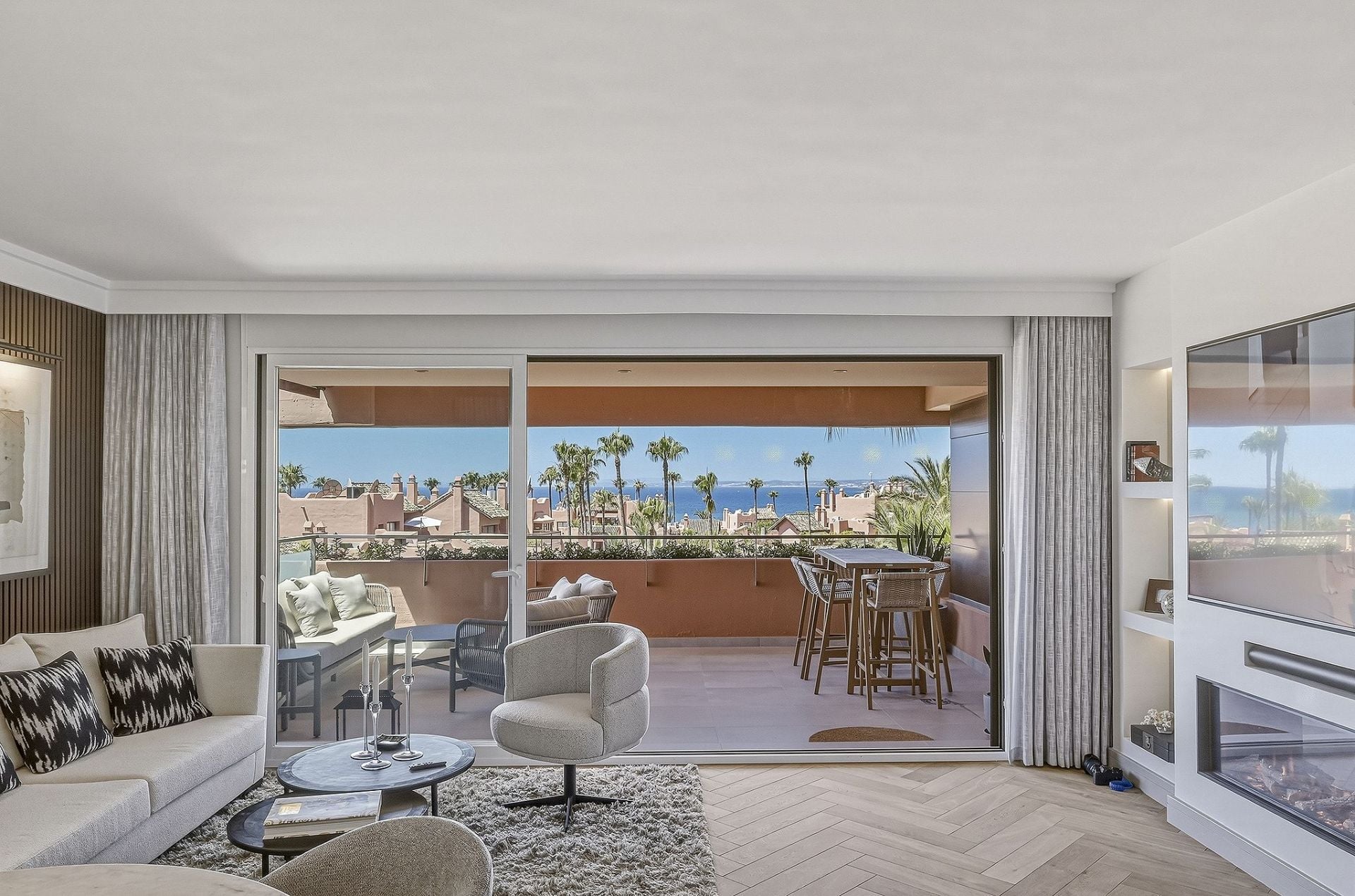 3 Bedroom Penthouse in Estepona - Photo 3