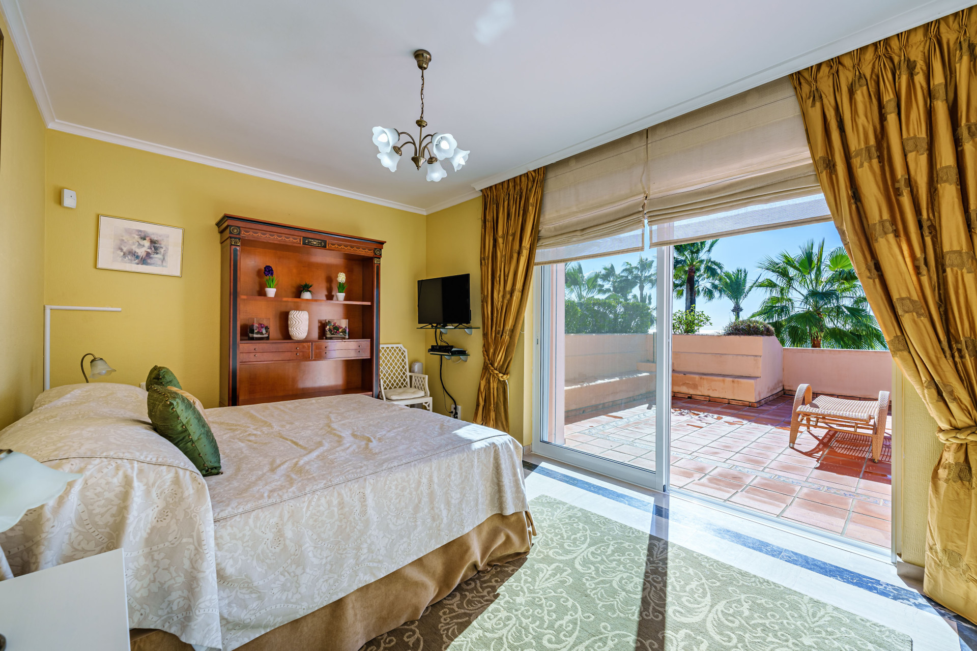 9 Bedroom Villa in Estepona - Фото 12