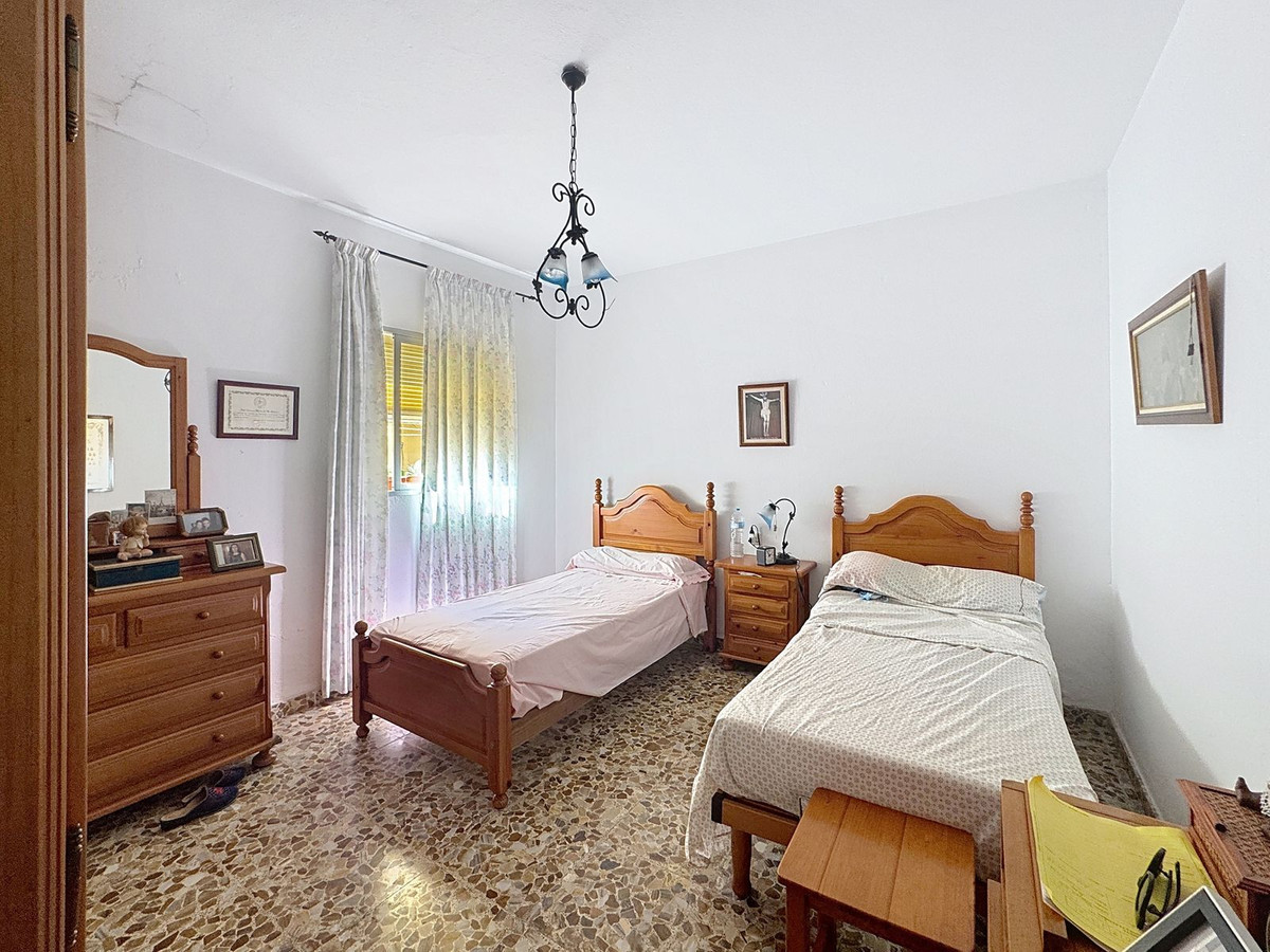 5 Bedroom Townhouse in Estepona - Photo 5