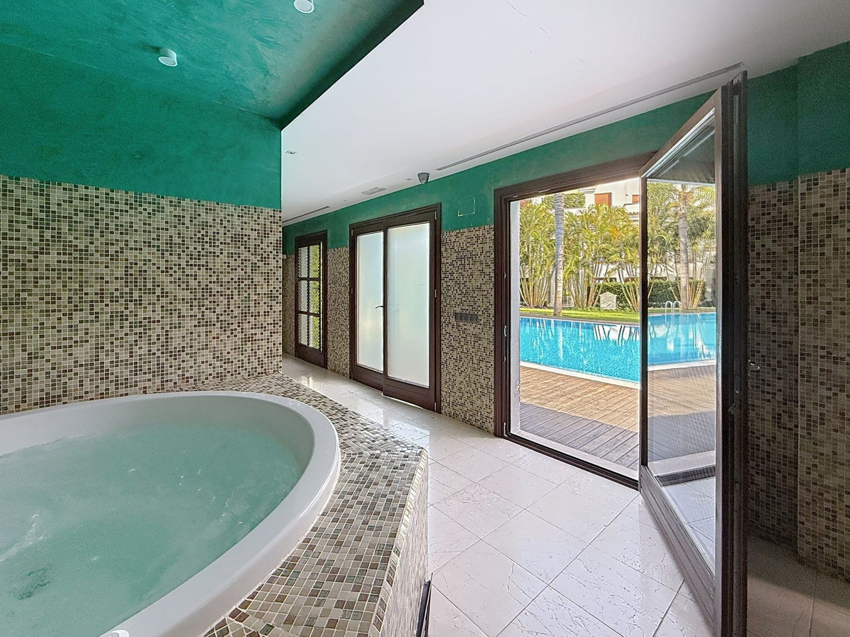 2 Bedroom Apartment in Estepona - Photo 30