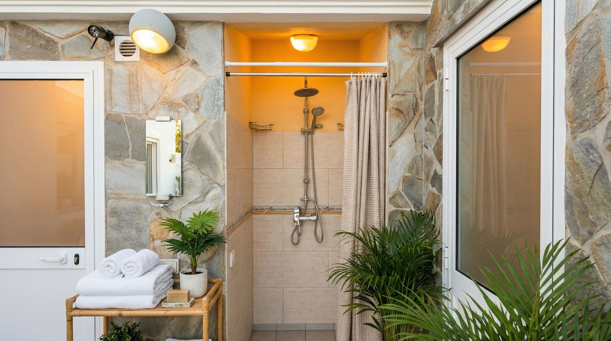Chalet de 4 dormitorios con piscina en Málaga – Foto 19