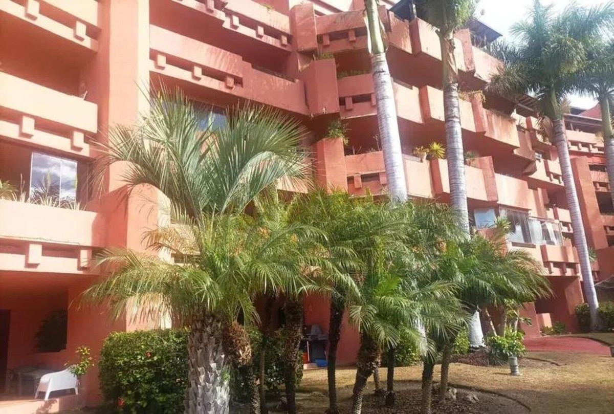 3 Bedroom Apartment in Estepona - Photo 4