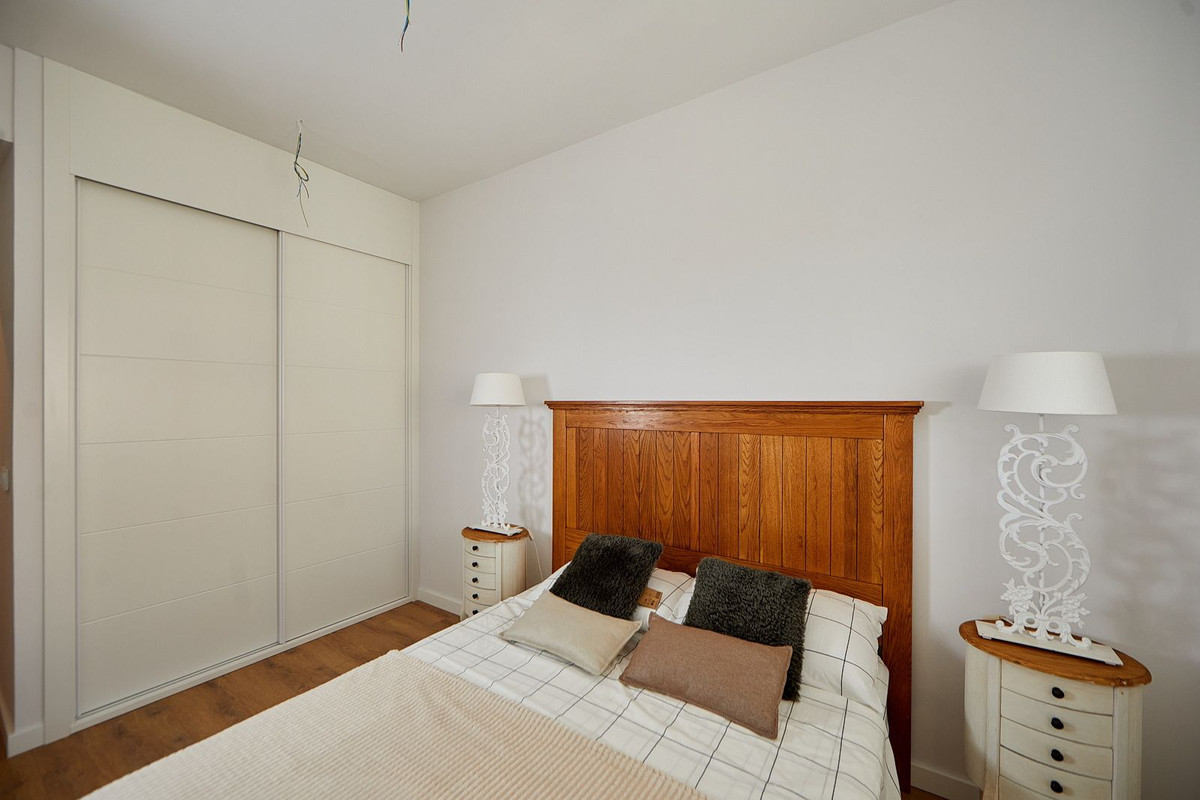 2 Bedroom Apartment in Estepona - Photo 12