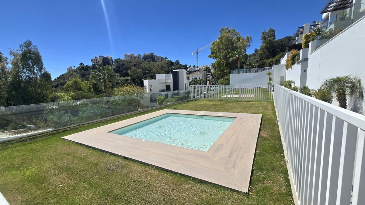 2 Bedroom Apartment in Benahavís - Photo 23