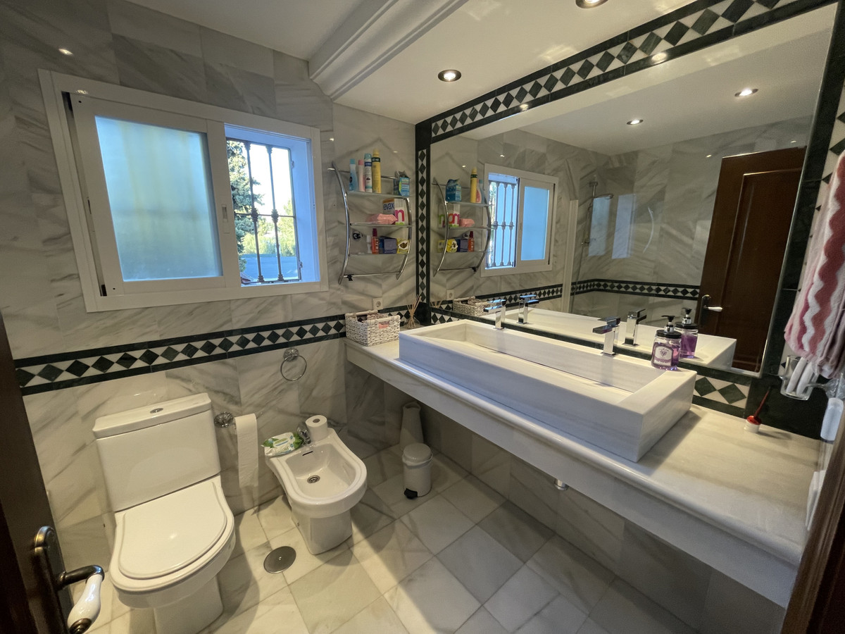 4 Bedroom Villa in Marbella - Photo 44