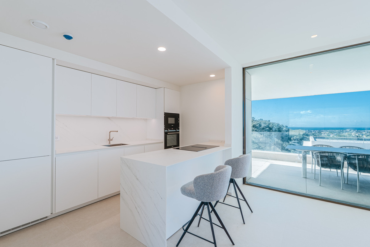 4 Bedroom Apartment in Benahavís - Photo 8