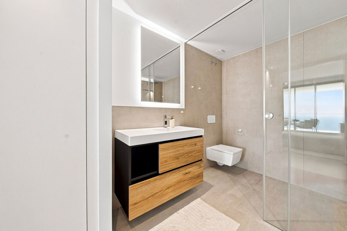 2 Bedroom Apartment in Fuengirola - Photo 12