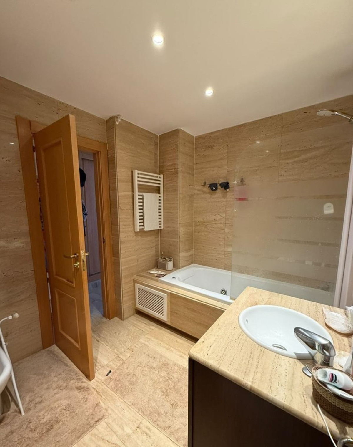 2 Bedroom Apartment in Estepona - Photo 20