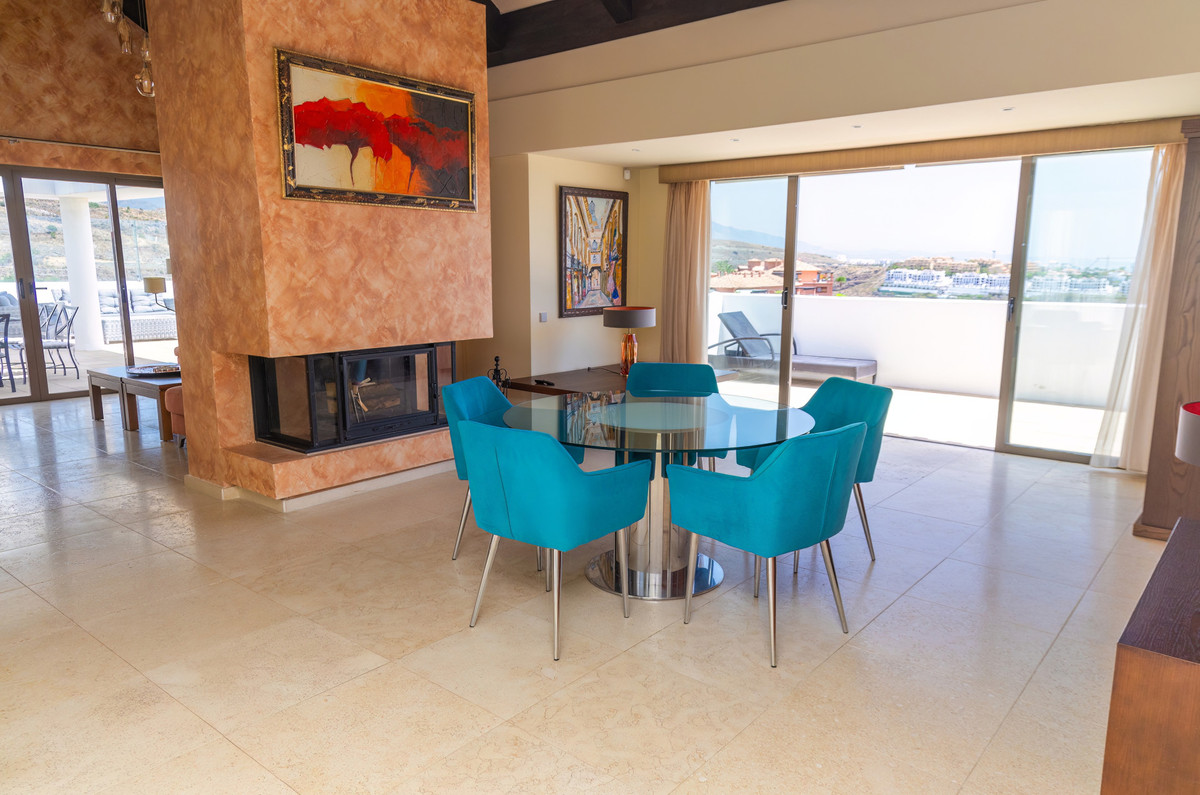 3 Bedroom Penthouse in Benahavís - Photo 7