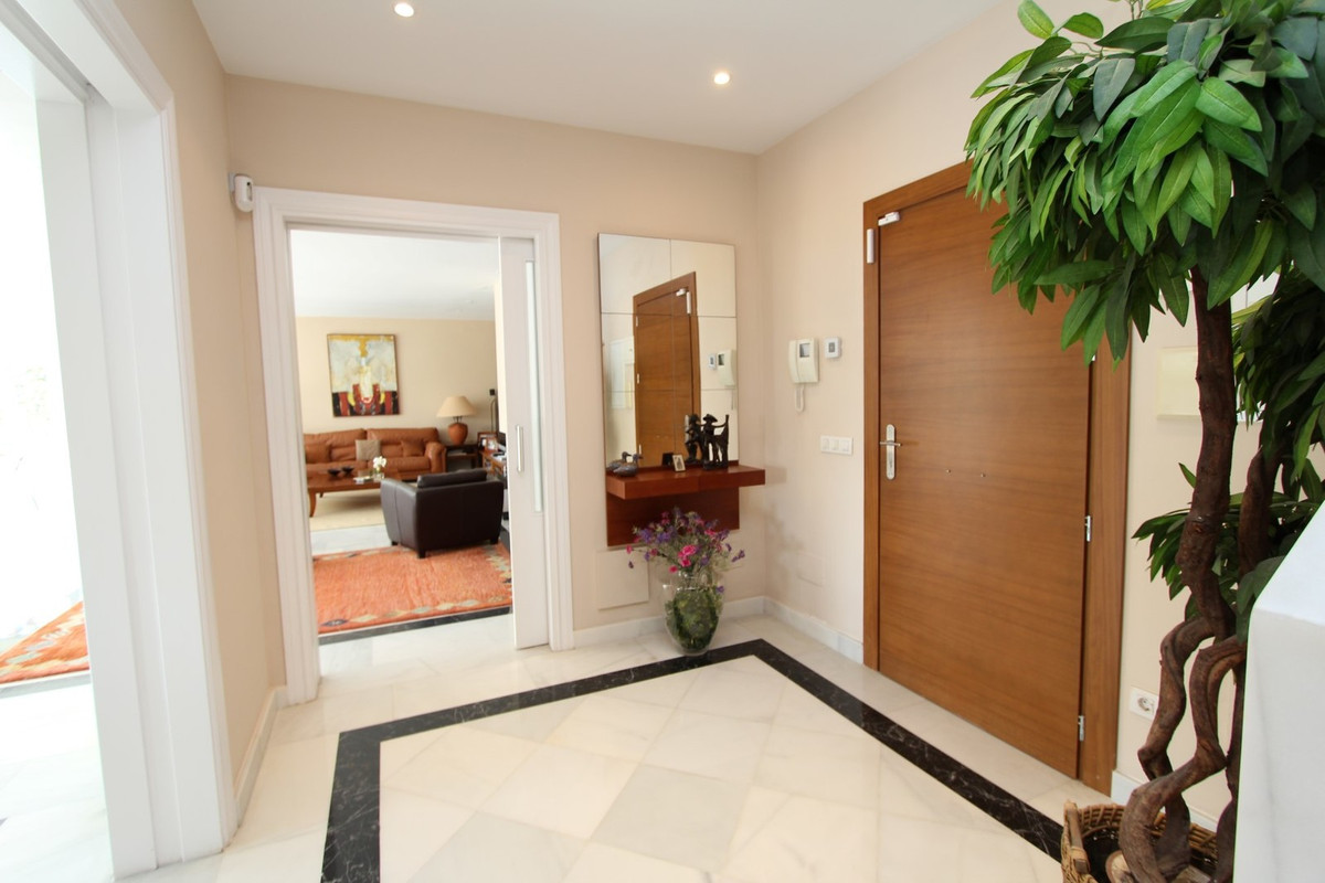6 Bedroom Villa in San Pedro de Alcántara - Photo 22