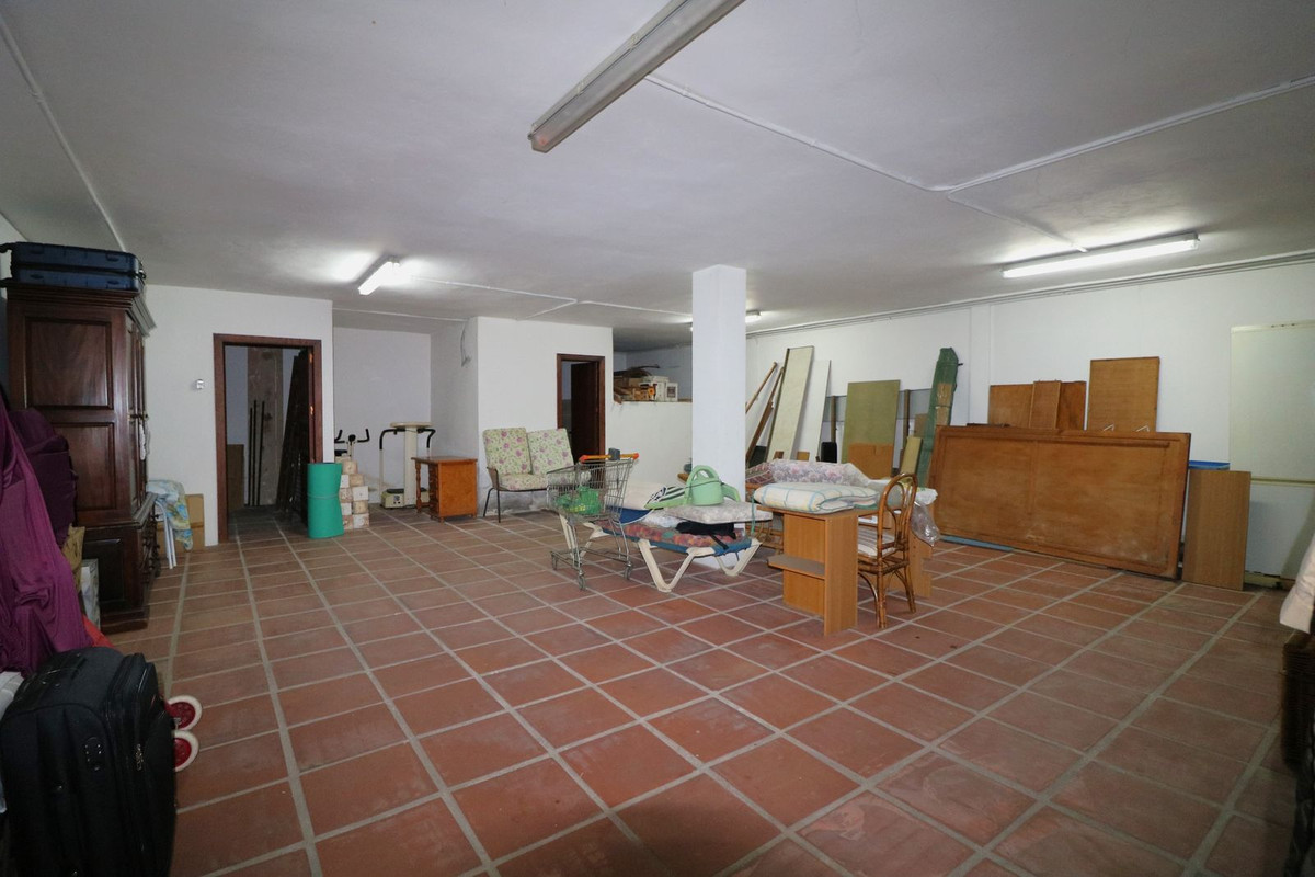 4 Bedroom Villa in Marbella - Photo 29
