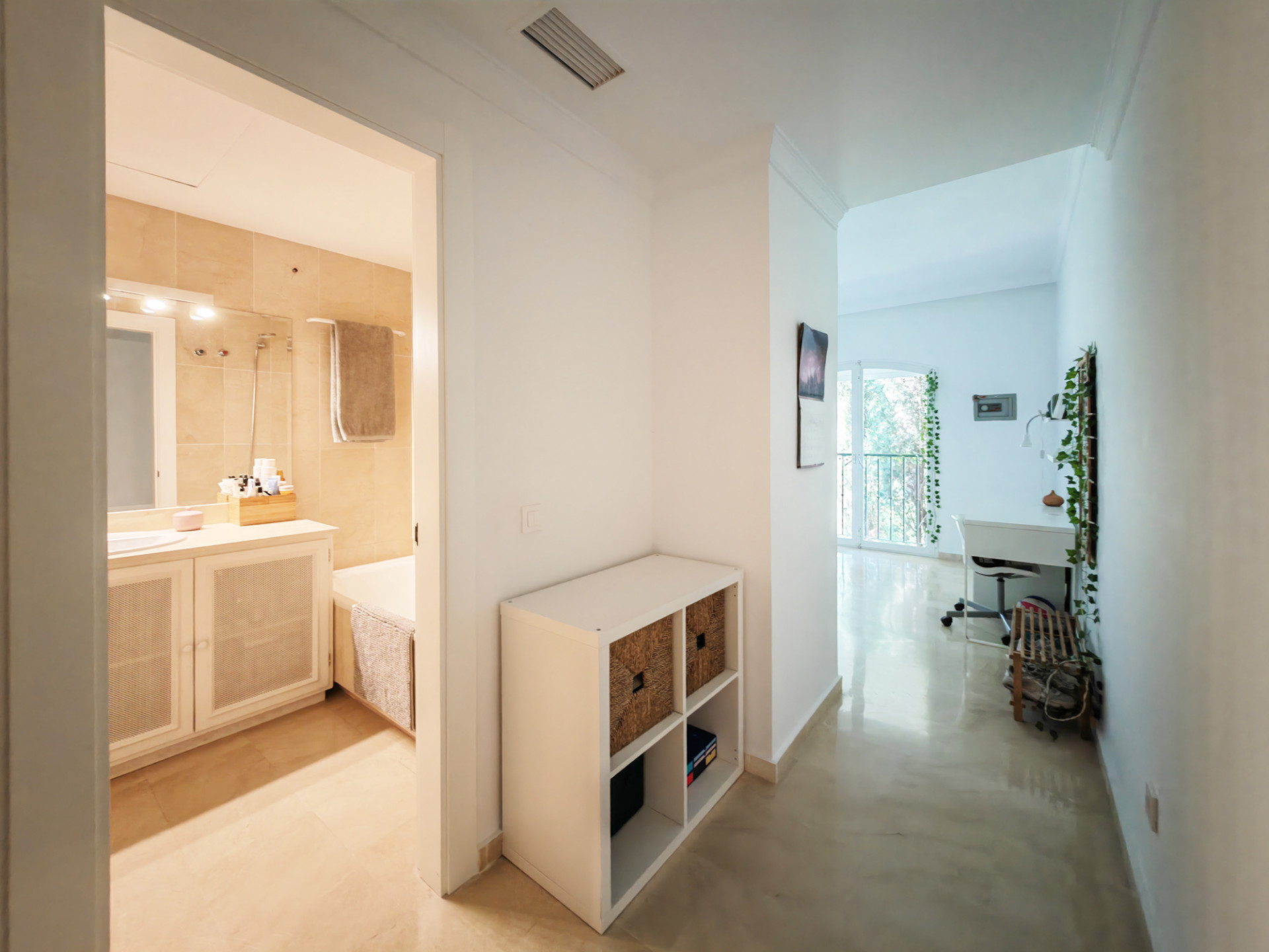 4 Bedroom Townhouse in Benahavís - Photo 18