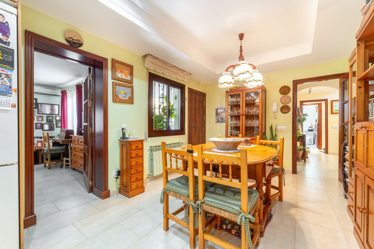 6 Bedroom Villa in Marbella - Photo 10