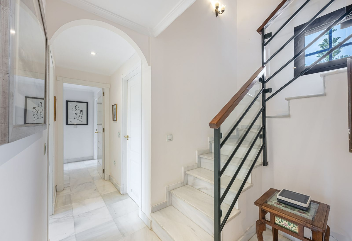 4 Bedroom Penthouse in Estepona - Photo 14