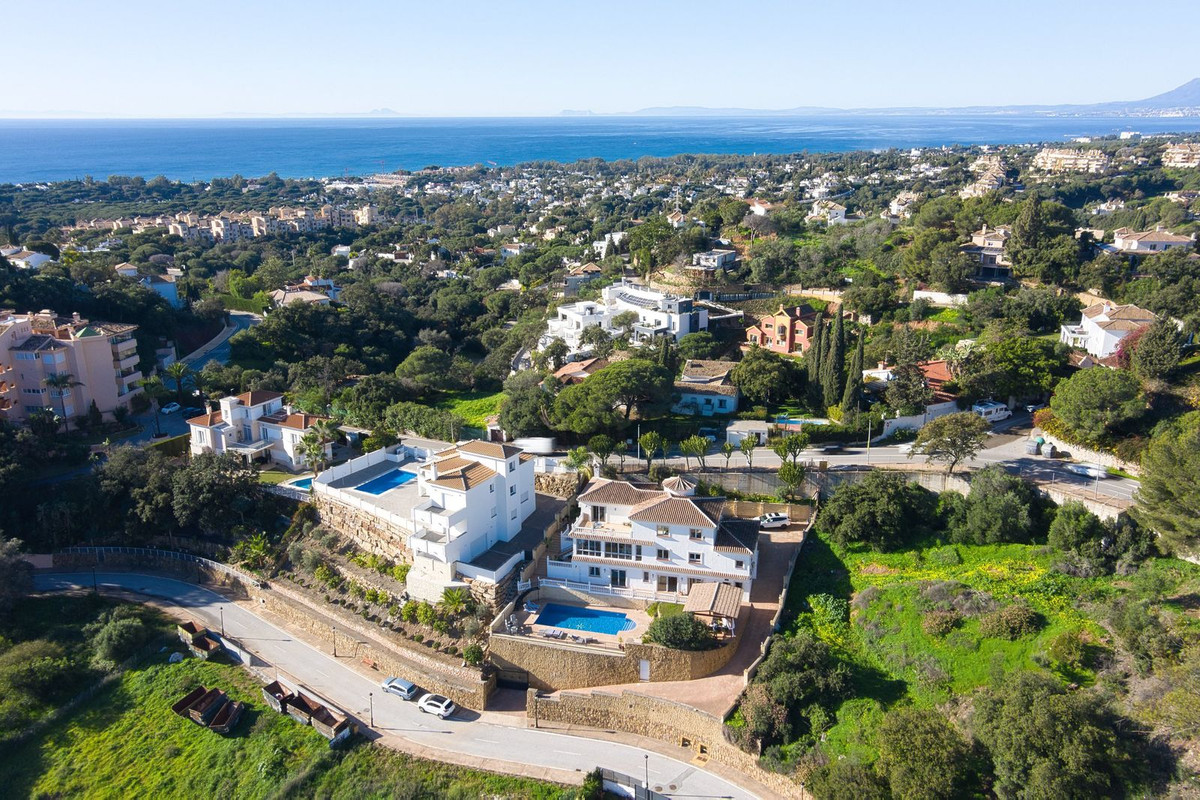 8 Bedroom Villa in Marbella - Photo 2