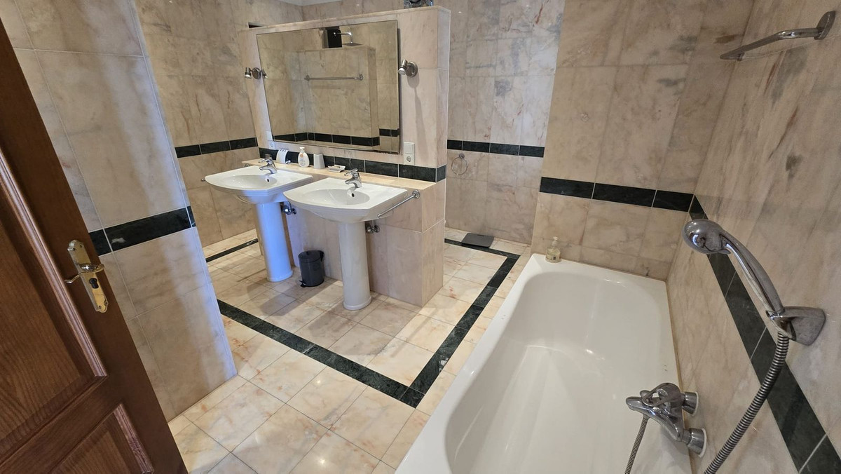 7 Bedroom Villa in Marbella - Photo 54