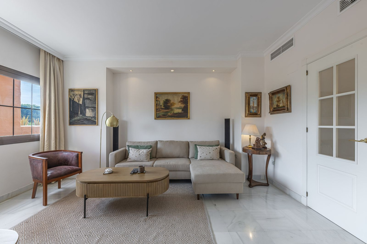 4 Bedroom Penthouse in Estepona - Photo 5