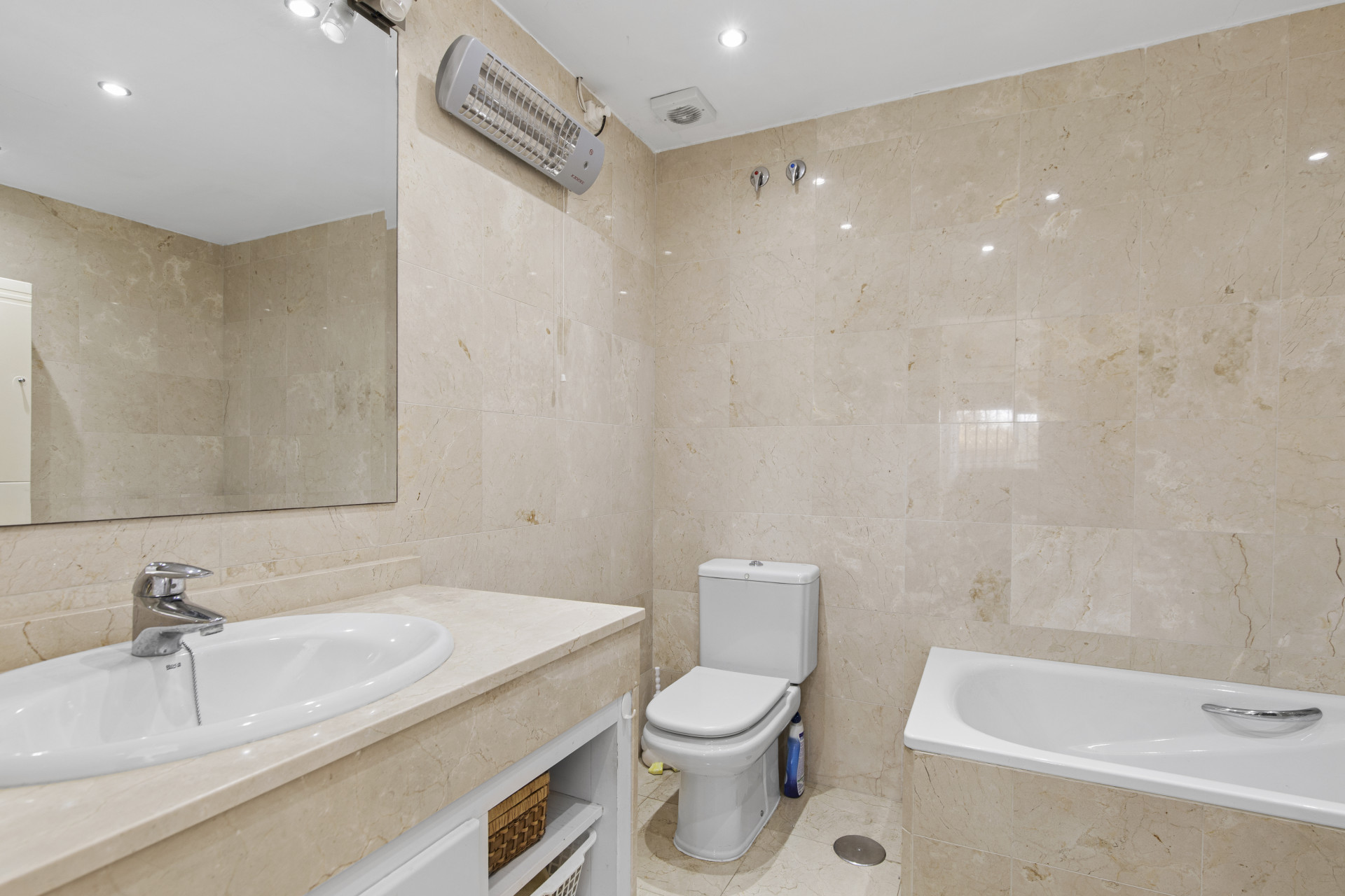 3 Bedroom Townhouse in Estepona - Photo 16