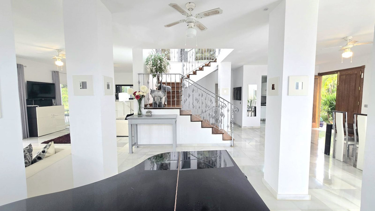8 Bedroom Villa in Marbella - Photo 8