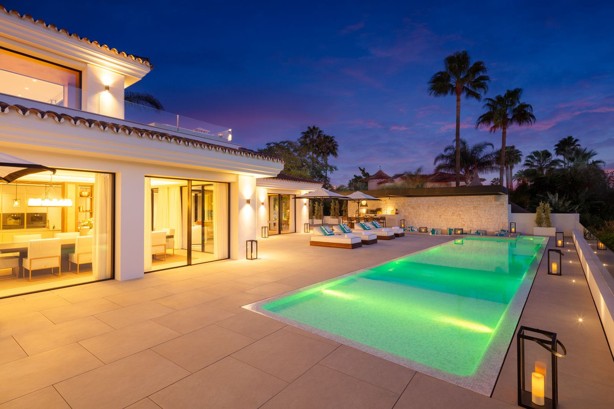 5 Bedroom Villa in Marbella - Photo 2