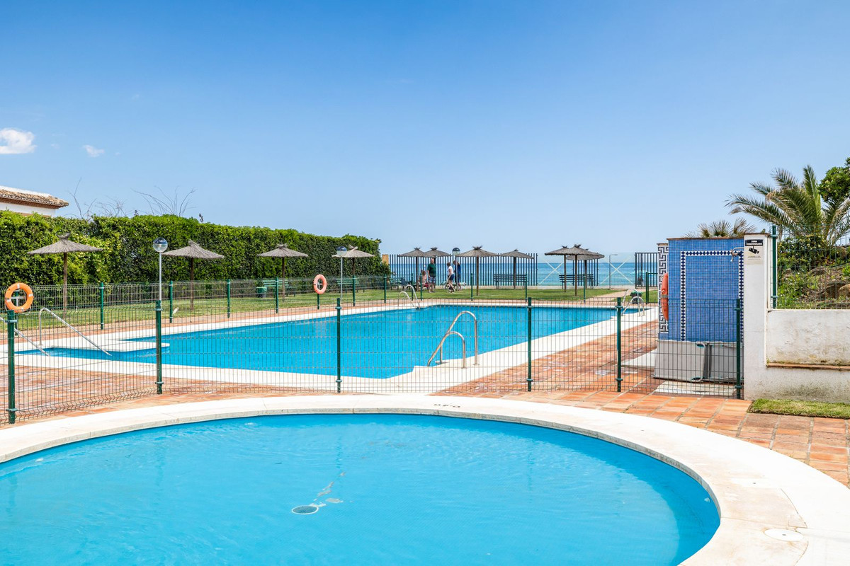 3 Bedroom Penthouse in Estepona - Photo 9