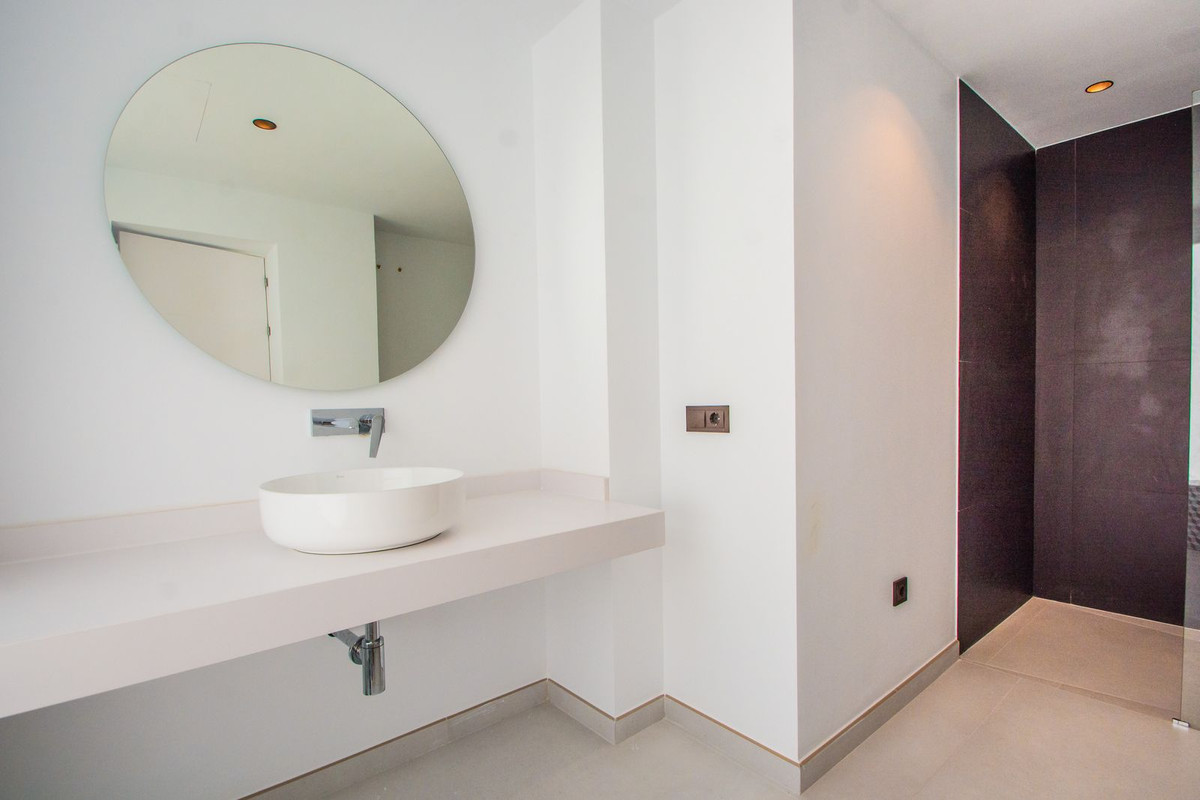 4 Bedroom Villa in Marbella - Photo 24
