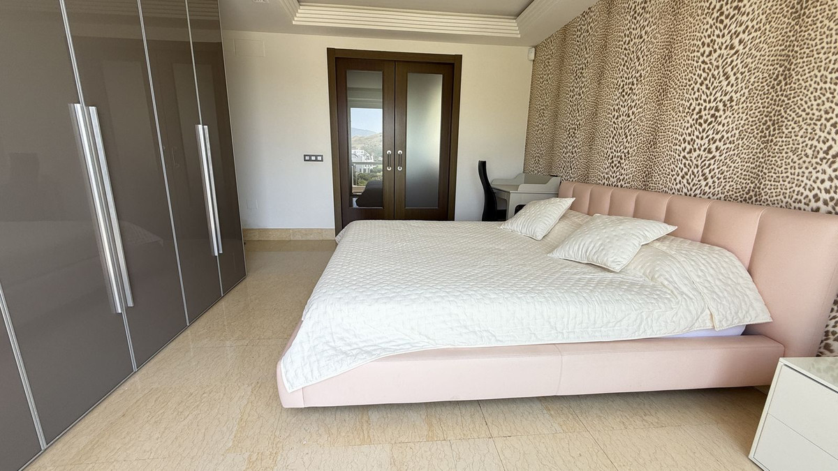 3 Bedroom Apartment in Benahavís - Photo 17