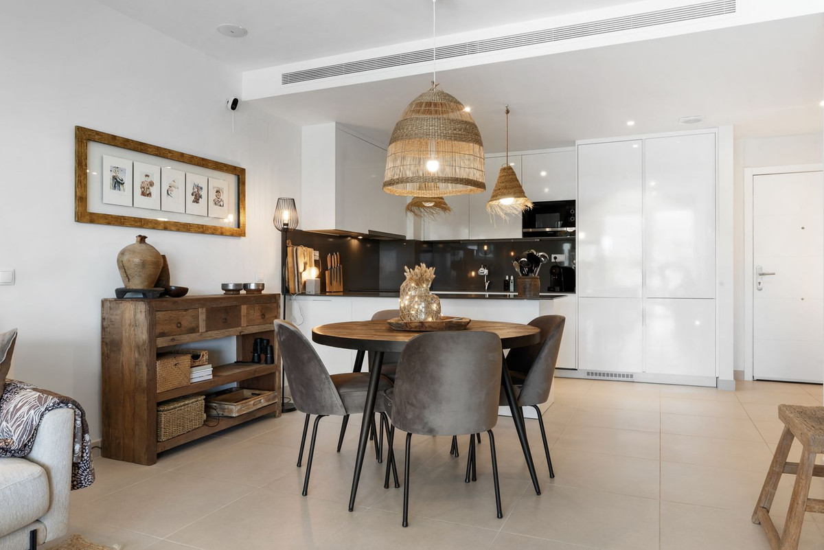 2 Bedroom Apartment in Estepona - Photo 18