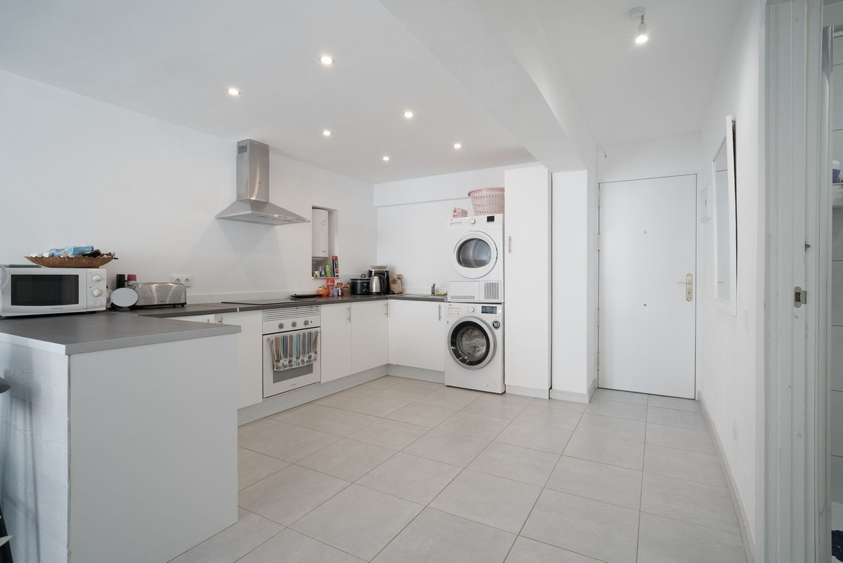 1 Bedroom Apartment in Benalmádena - Photo 7