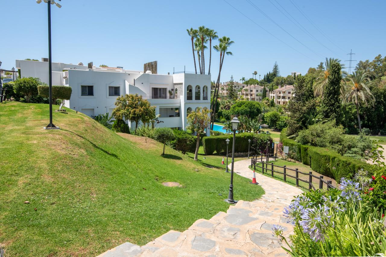3 Bedroom Penthouse in Benahavís - Photo 4