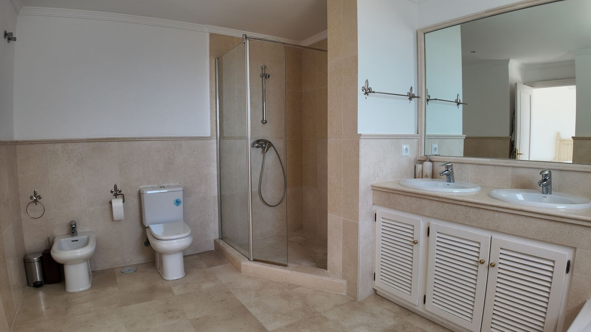 4 Bedroom Townhouse in Benahavís - Photo 53