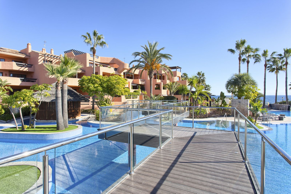 2 Bedroom Apartment in Estepona - Photo 3