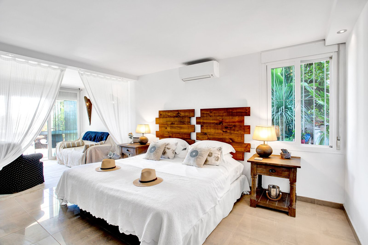 6 Bedroom Villa in Marbella - Photo 2
