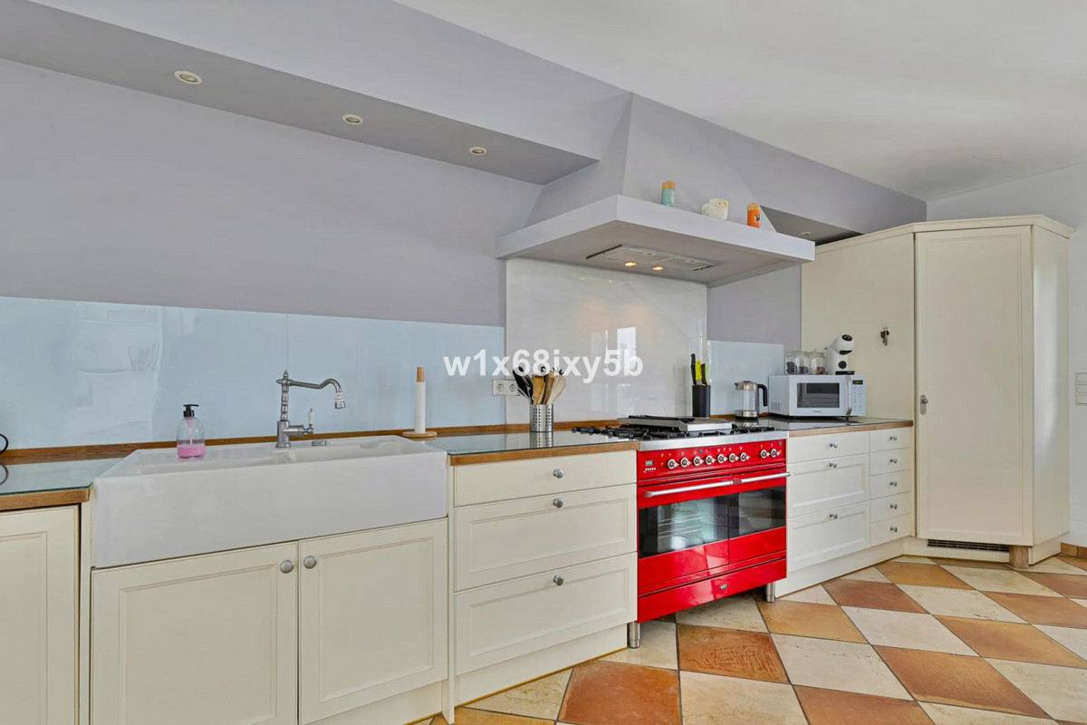 5 Bedroom Villa in San Pedro de Alcántara - Photo 4