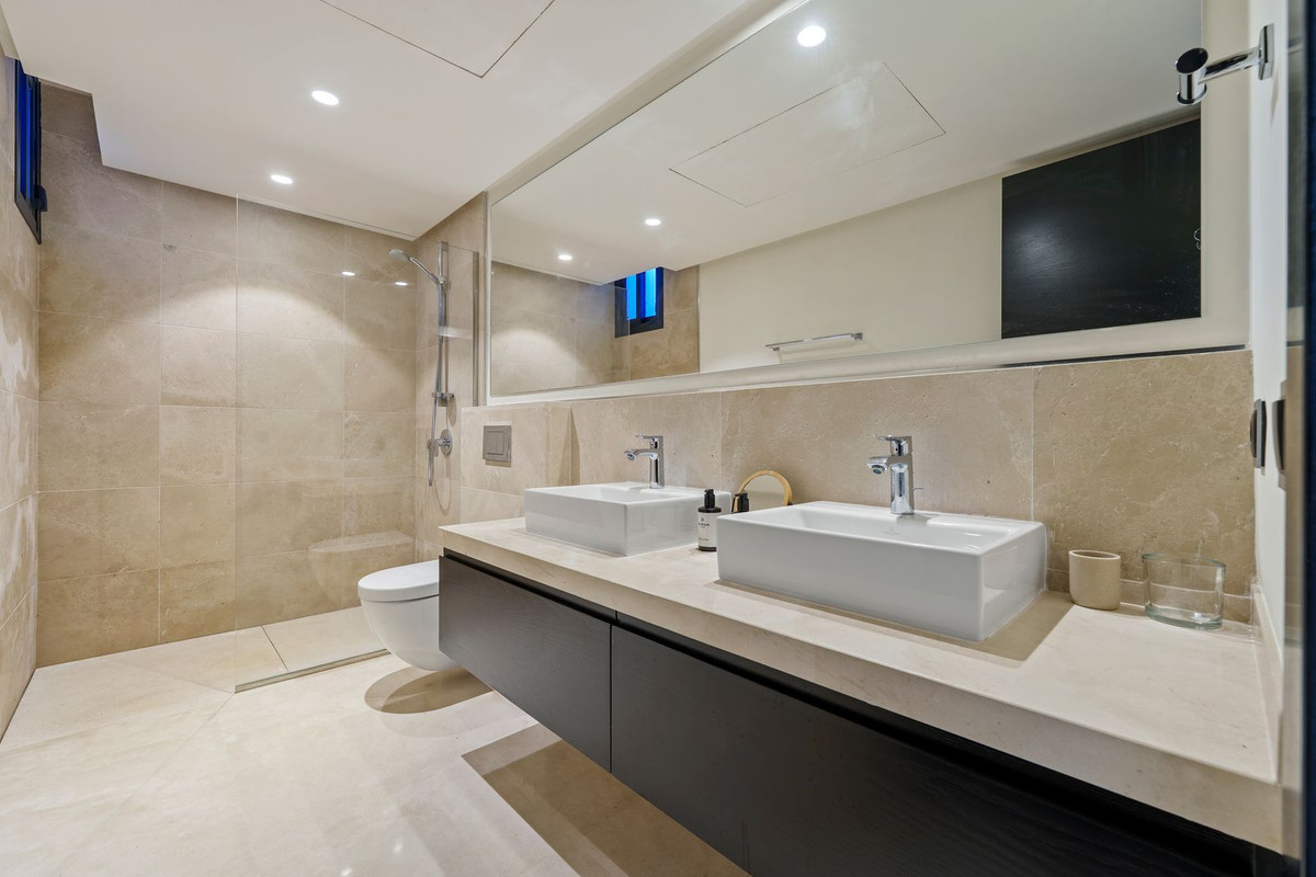 6 Bedroom Villa in Marbella - Photo 21