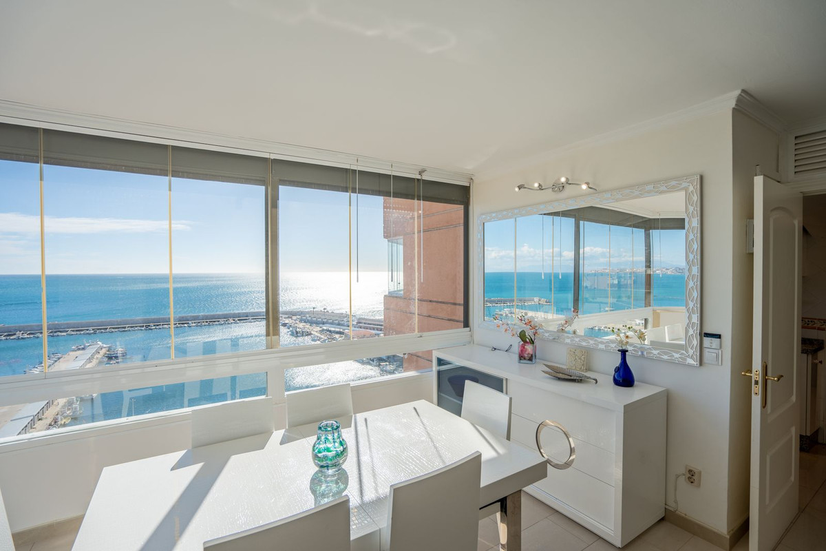 2 Bedroom Apartment in Fuengirola - Photo 3