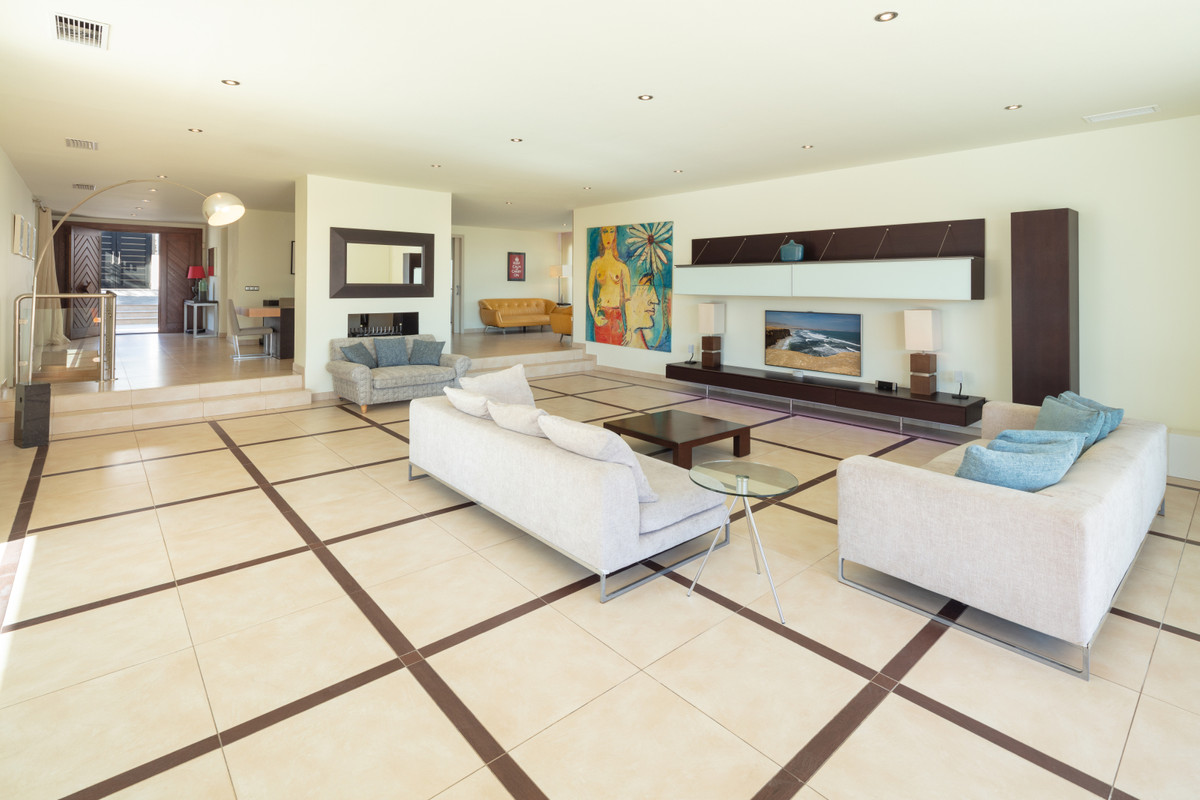 6 Bedroom Villa in Marbella - Photo 5