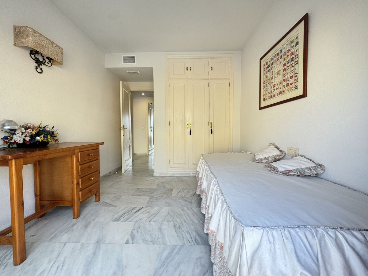 3 Bedroom Apartment in Estepona - Photo 26