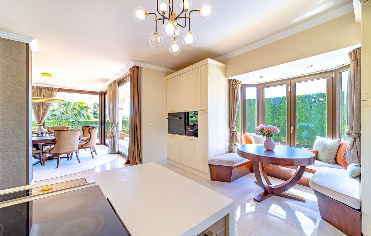 4 Bedroom Villa in Estepona - Photo 14