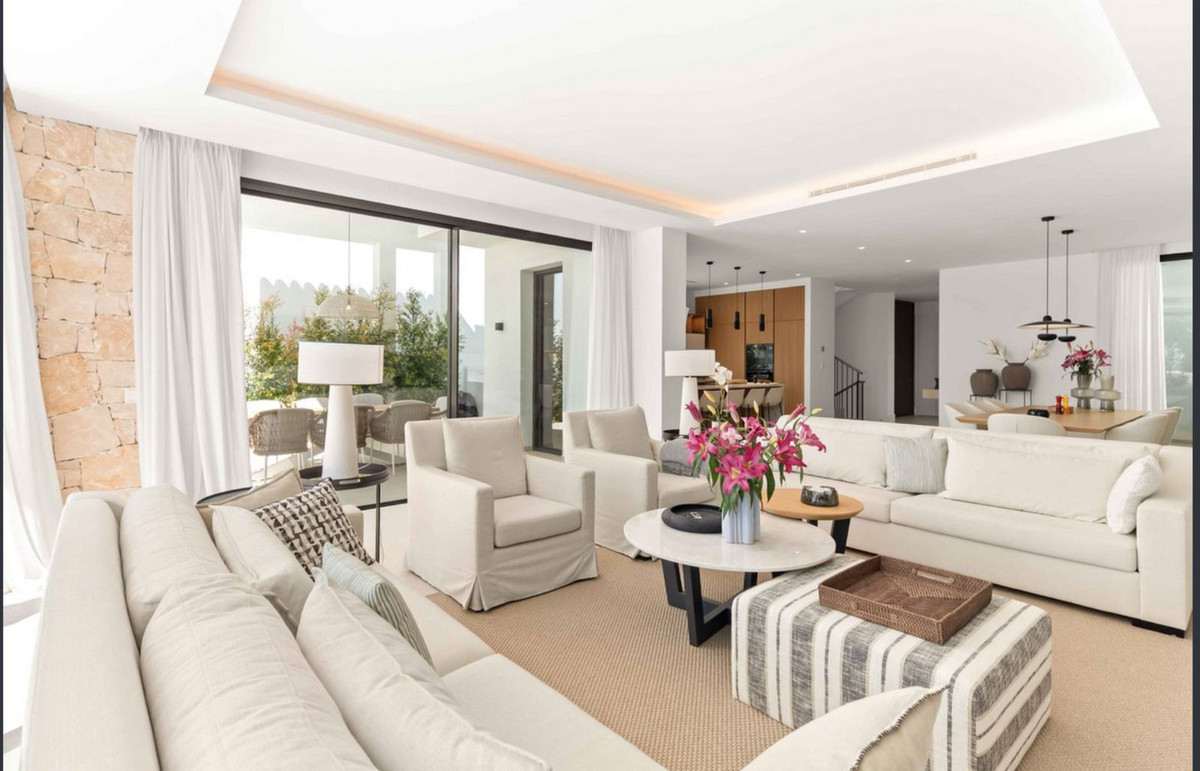 5 Bedroom Townhouse in San Pedro de Alcántara - Photo 8