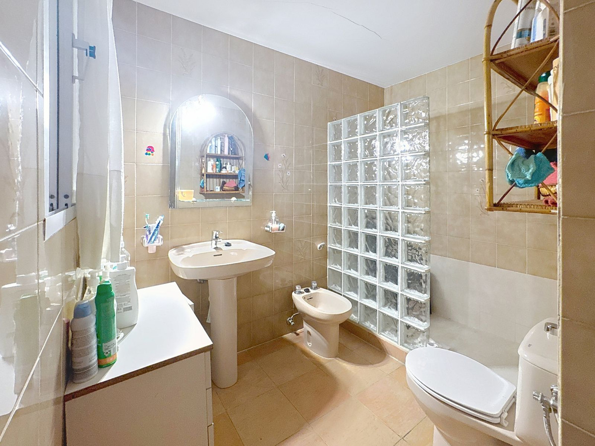 5 Bedroom Townhouse in Estepona - Photo 7