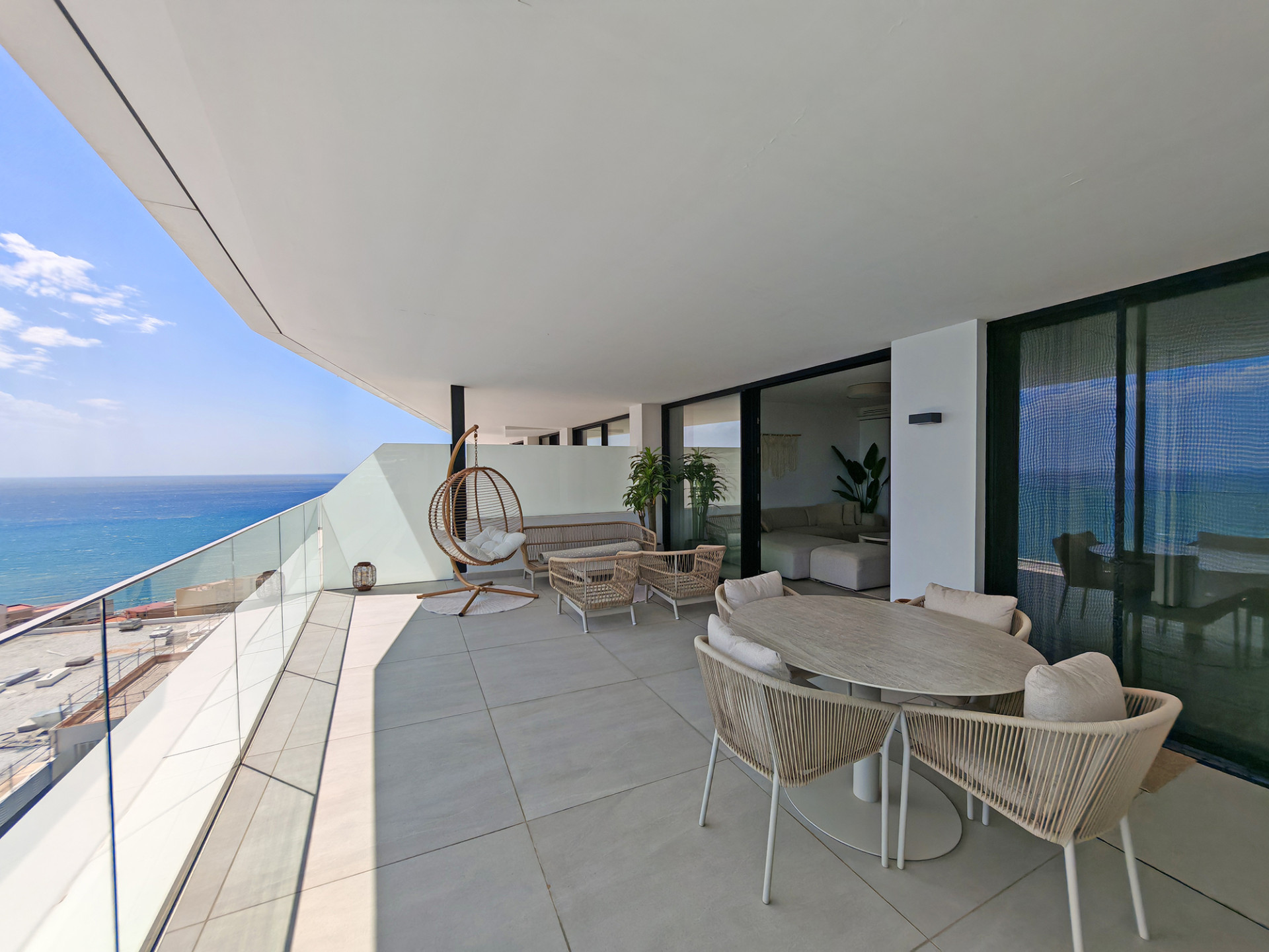 2 Bedroom Apartment in Benalmádena - Photo 3