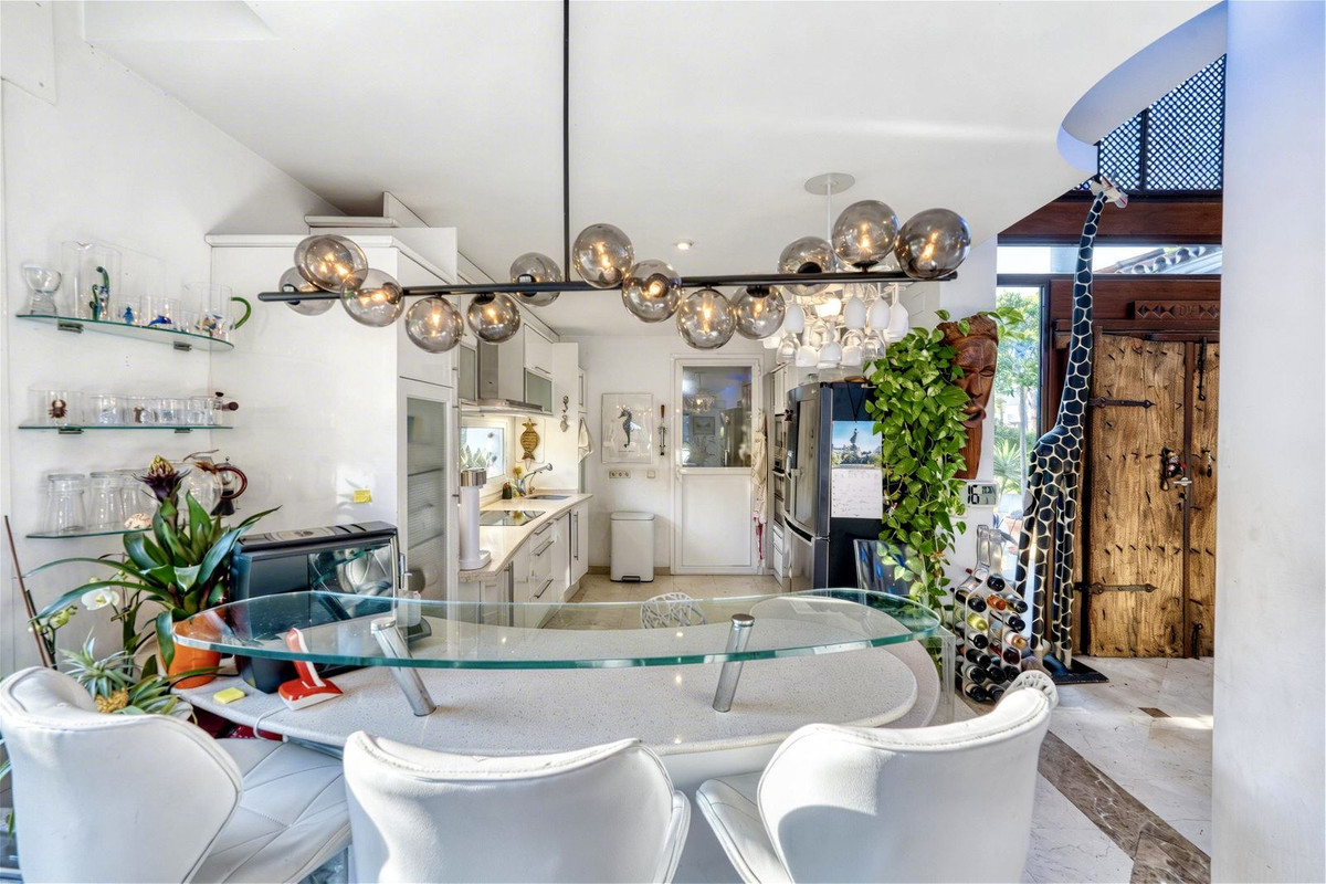 4 Bedroom Villa in Estepona - Photo 36