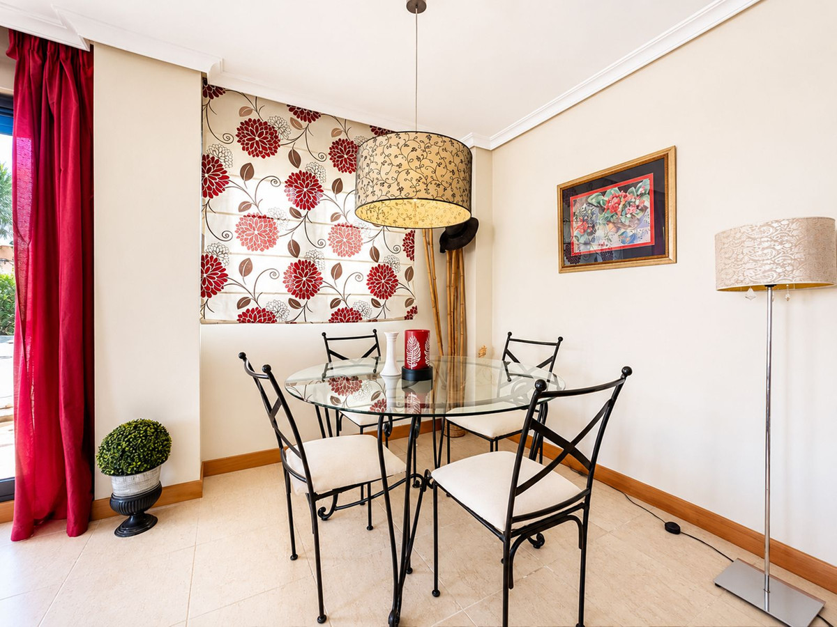 2 Bedroom Apartment in Estepona - Photo 6