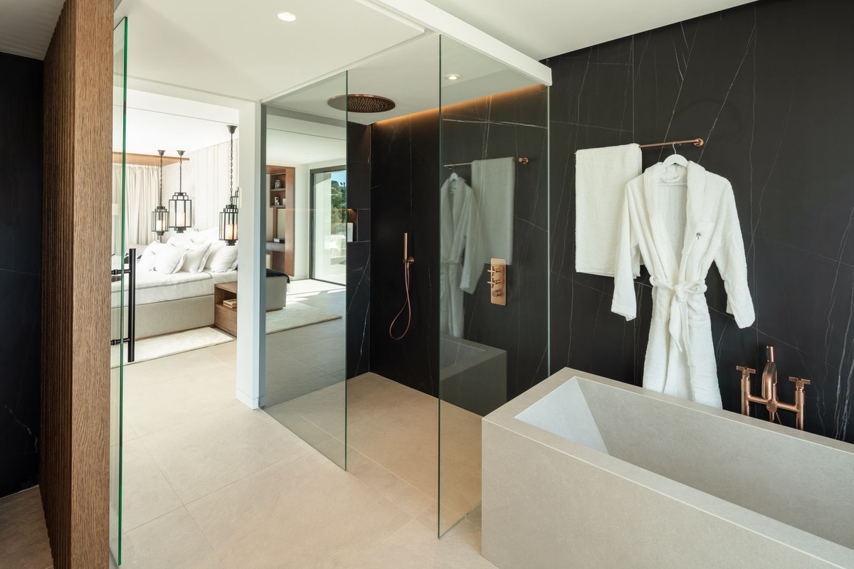 5 Bedroom Villa in Marbella - Photo 16