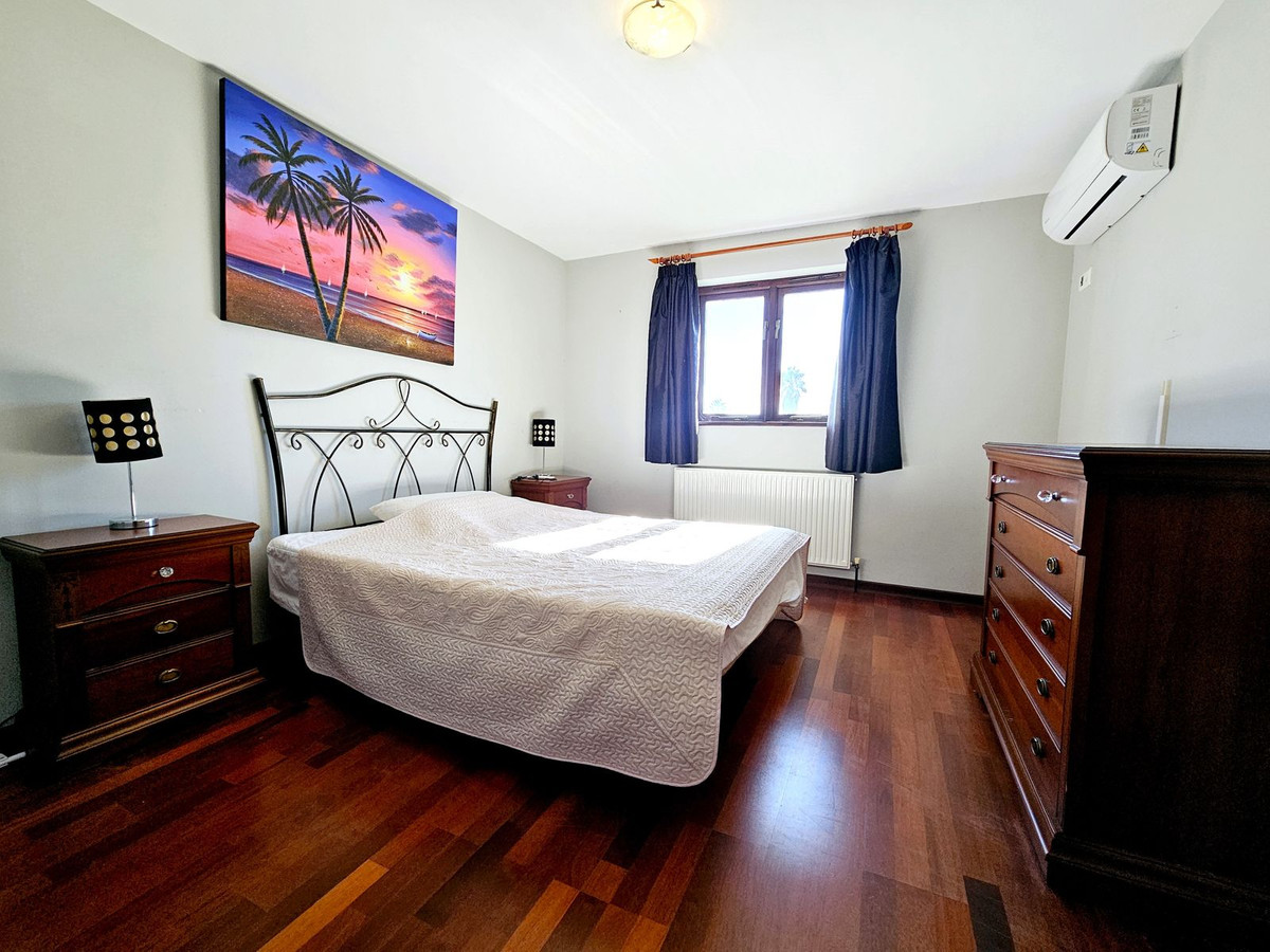 6 Bedroom Villa in Estepona - Photo 17